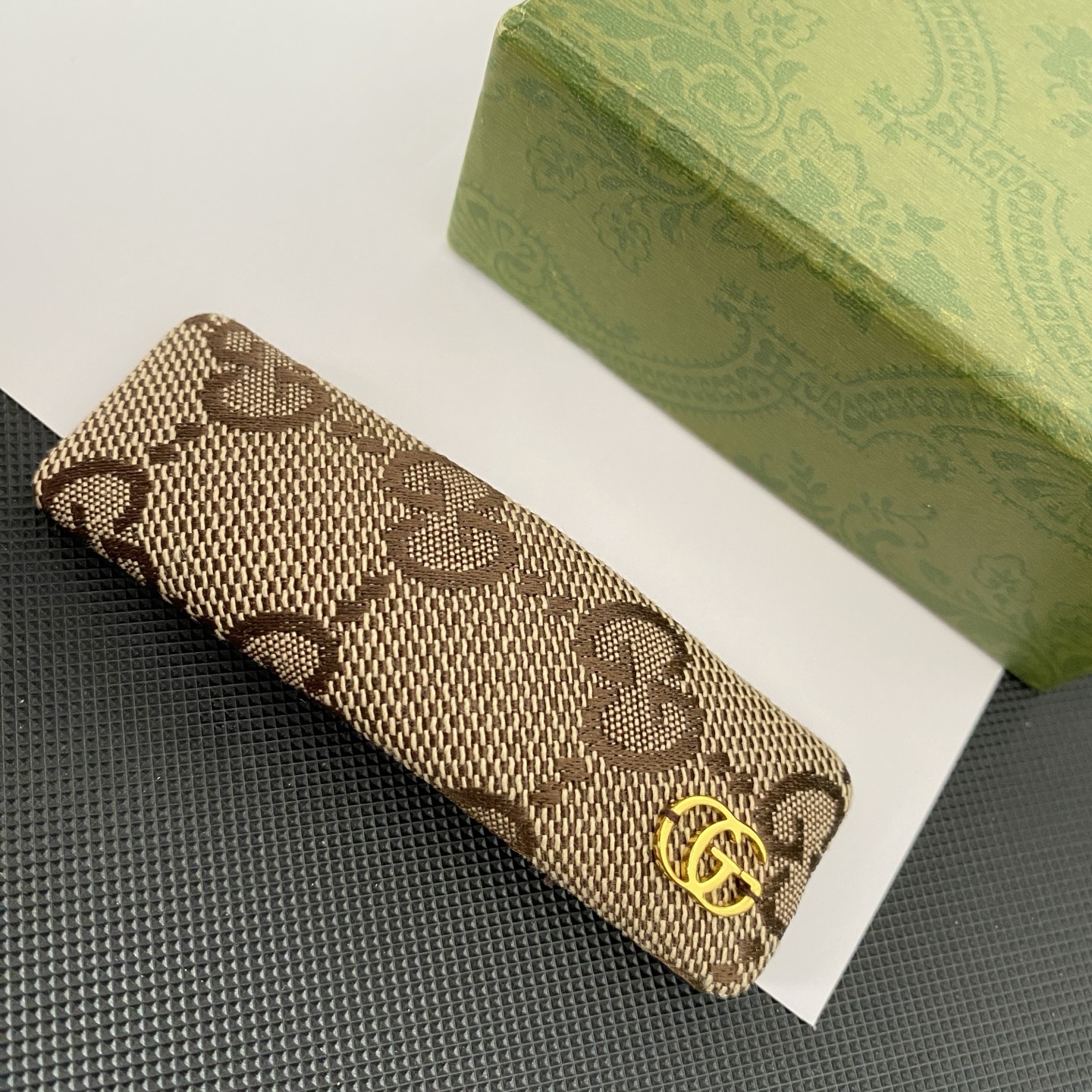 Gucci Tiger Head Jaw Clip: 3D Resin Motif on Functional Gold-Tone Base 7 i1764215187710 4849 0 1