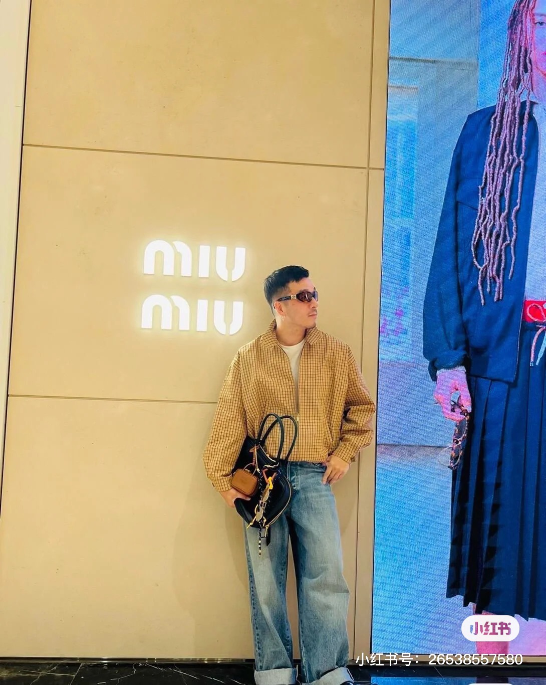 MiuMiu格纹帆布短夹克外套这款帆布短夹克饰有经典格纹图案饰以刺绣徽标增添标志性元素立领长袖纽扣袖口拉