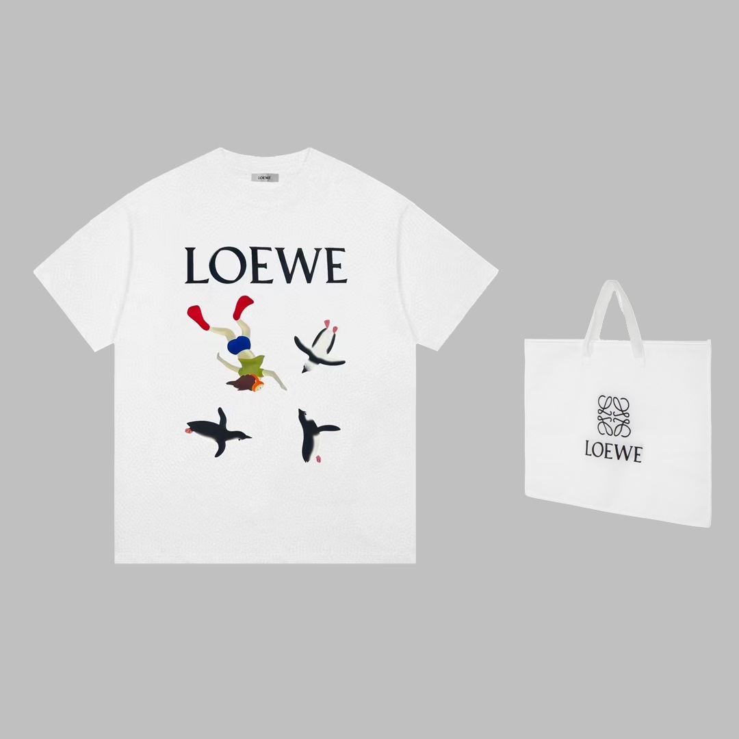 ????yqdwj（可配手提袋➕5）\n\n- Loewe/罗意威限定款小企鹅休闲短袖T恤\n\n- 颜色：图片色\n\n- 尺码：S M L XL \n\n- 面料:  采用zqdbzG双纱棉面料\n\n