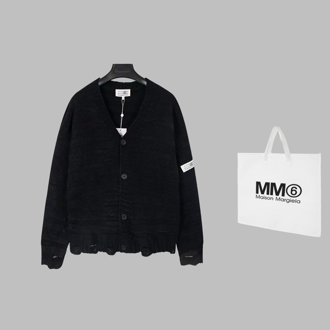 MM6 Magella Cufflinks Sweater with Handbags, Coarse Needles, Rigid Barrel.