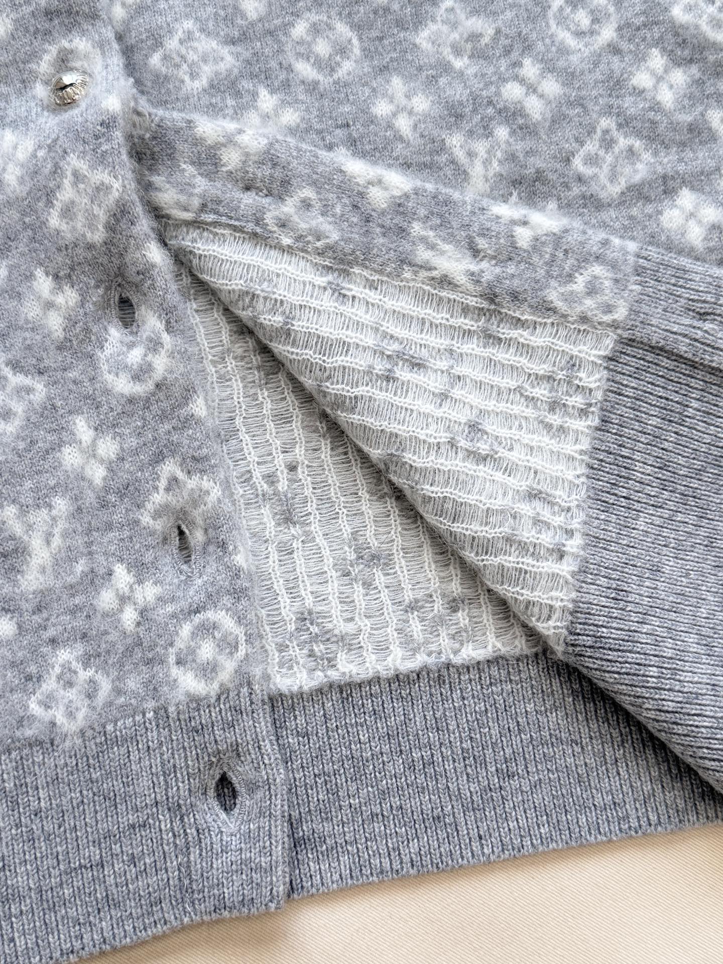 루이비통 25FW 여성 가디건 136551 Louis Vuitton Cardigan 썸네일 이미지