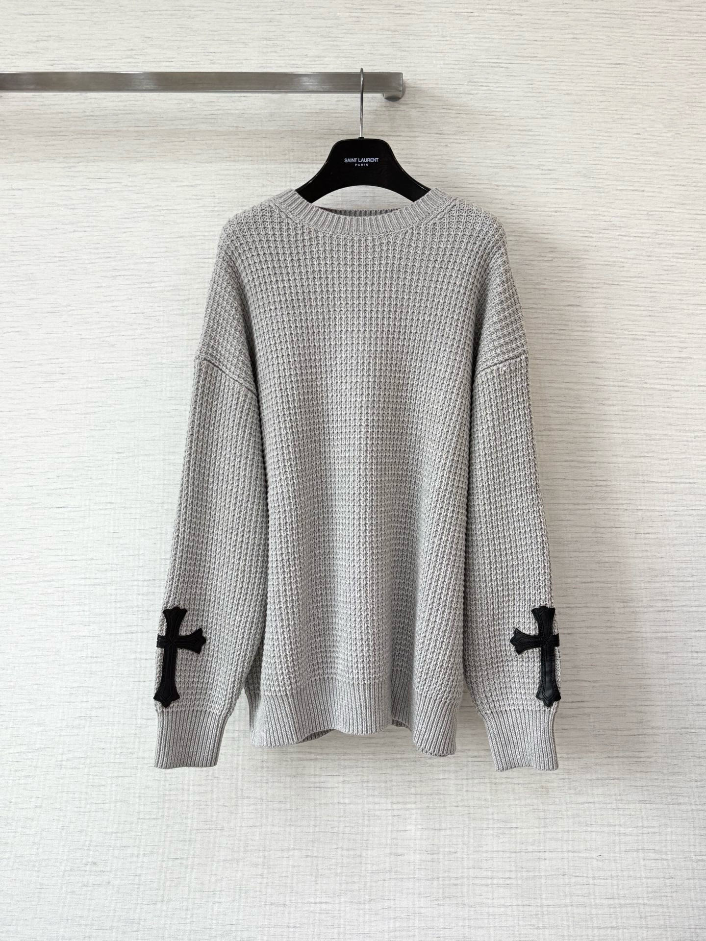 NO:639302,CH Crow Heart Cross-arm Leather Label Round Neck Long-Sleeved Sweater. Purchase the original version and develop it. Feel free to compare it with any version on the market!  SizeS/M/L,chrome hearts-clothing,chrome hearts,alexander wang19860909CH 克罗心 手臂十字架皮标圆领长袖针织衫 原版购入开发,随意对比市面任意版本！ SizeS/M/L,克罗心-服装,chrome hearts,alexander wang,Women's clothing