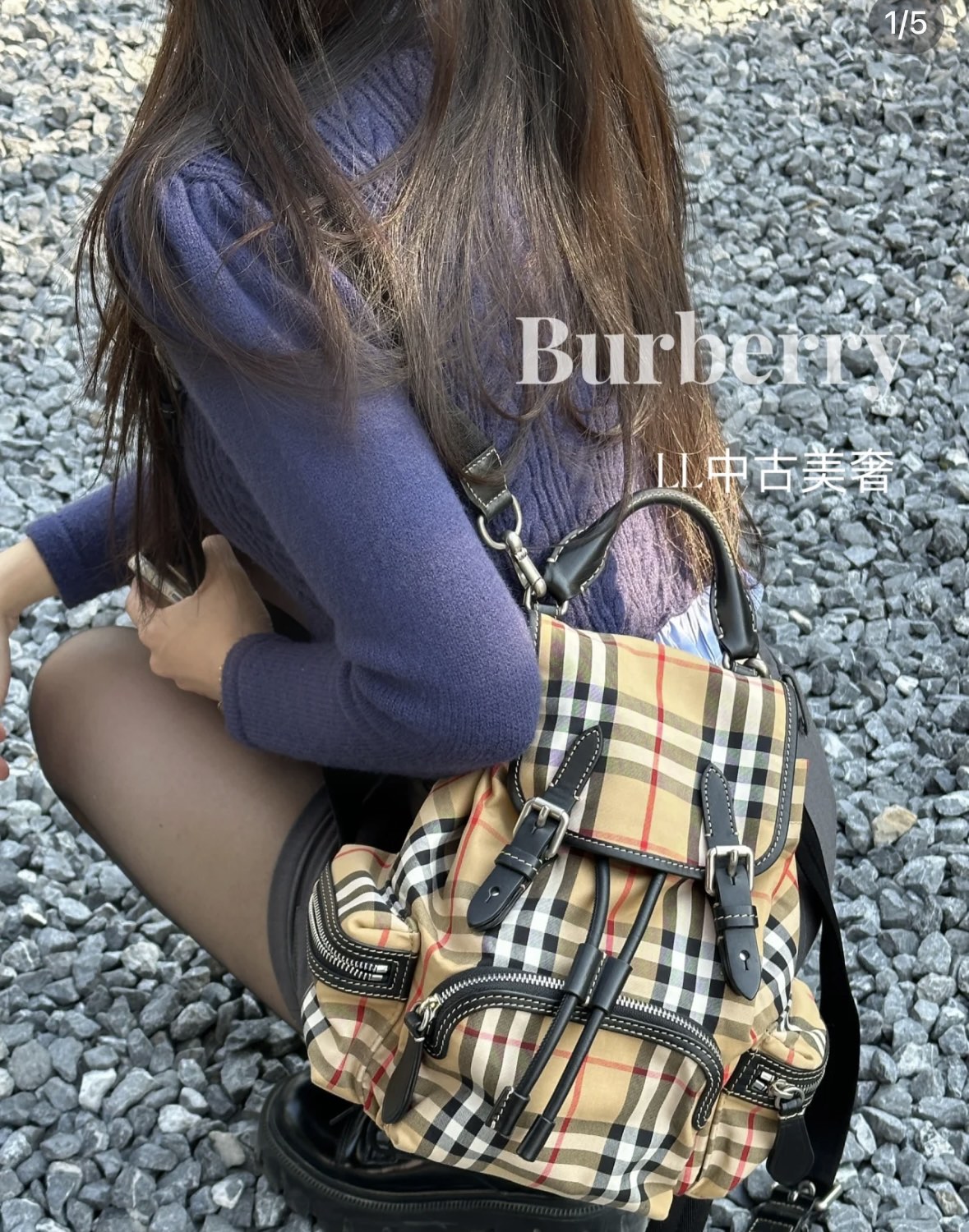 ¡Por supuesto, esta mini mochila de Burberry con estilo colegial! El clásico patrón de cuadros de caballo de guerra, la…