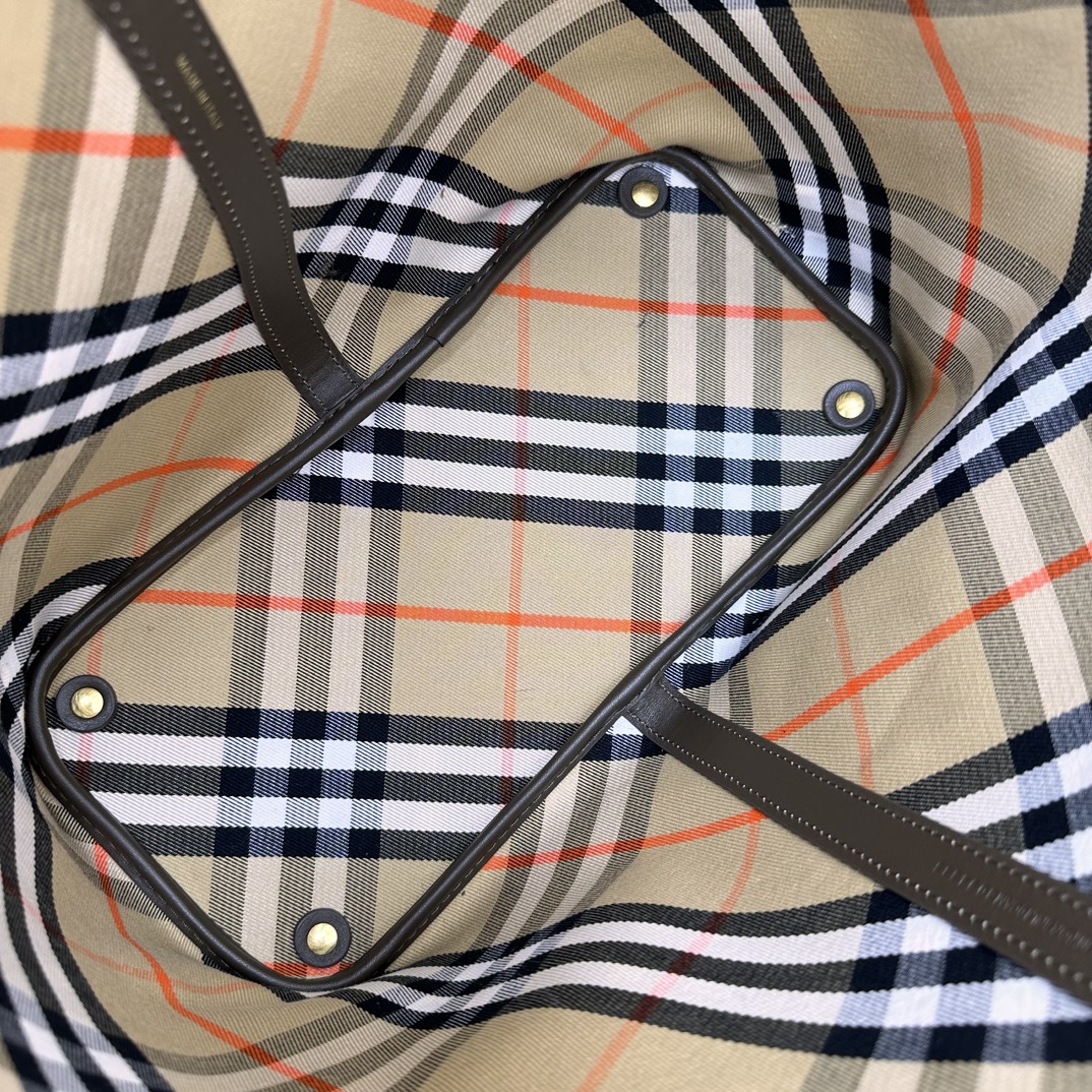 Burberry B’s latest soft and upright tote bag