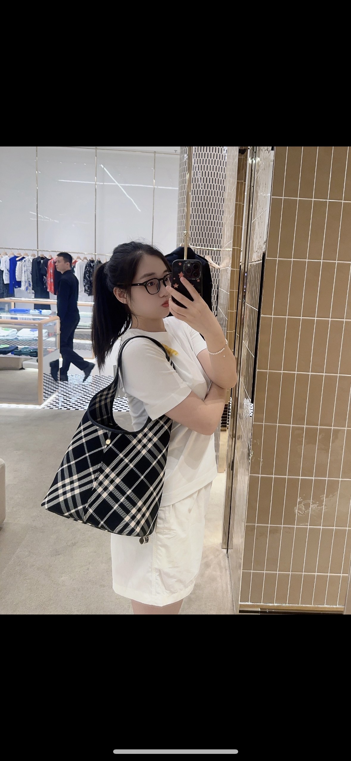 Burberry Sharing of commuting bags – B’s new plaid tote