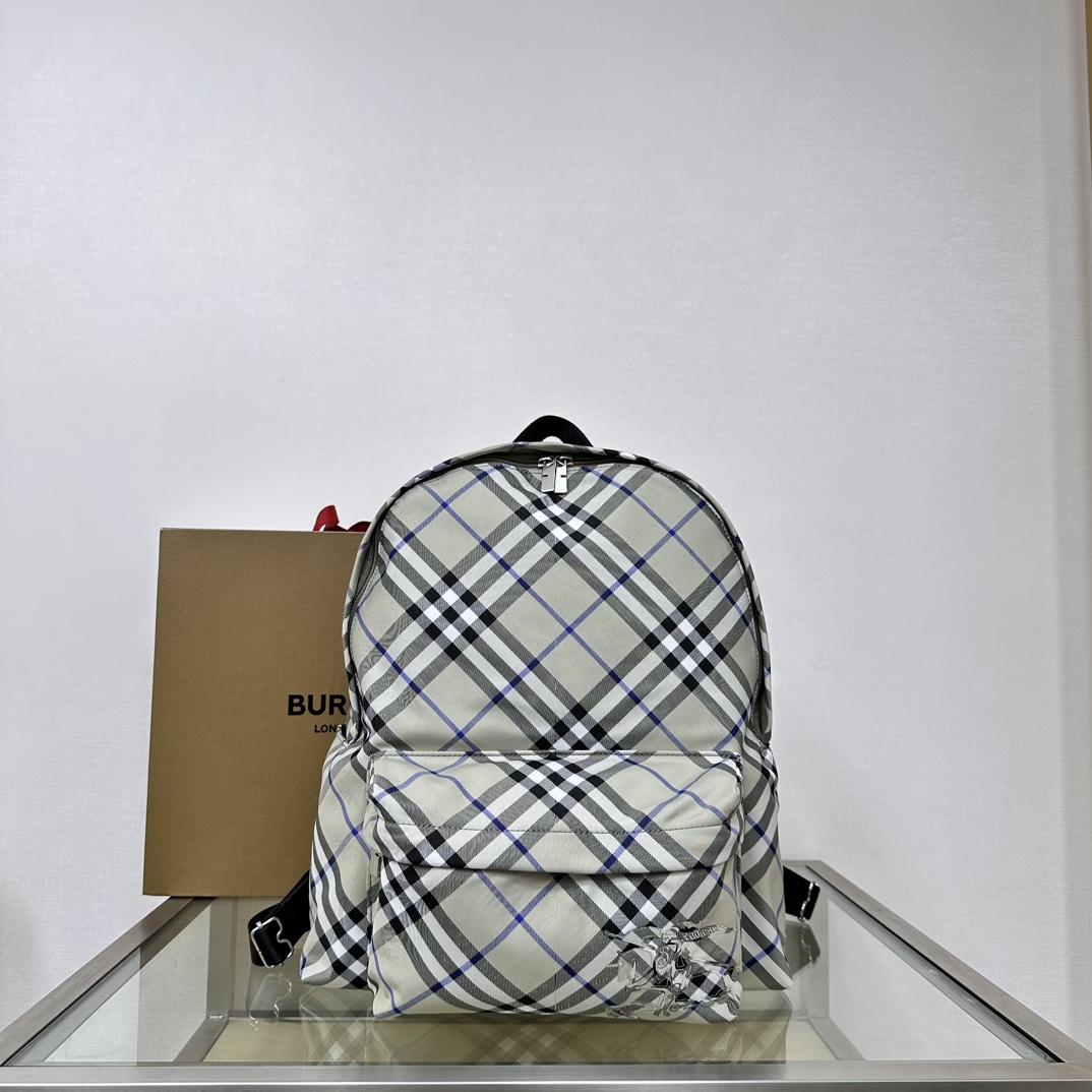 B’s latest backpack🎒 decorated with worsted Burberry plaid. Lined in the same fabric with EKD appliqué. With B-shaped
Zipper pull and 1 exterior pocket for documents or laptop. From Burberry's classic collection, it interprets wardrobe essentials with distinctive brand style. Mesh top handle Detachable shoulder strap Zipper closure 2 exterior zipper pockets; 2 exterior slip pockets
Equestrian Knight logo (EKD) appliqué on front pocket
Size 35×14×41cm model 3121