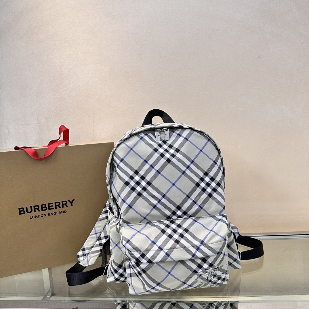 B’s latest backpack🎒 decorated with worsted Burberry plaid. Lined in the same fabric with EKD appliqué. With B-shaped
Zipper pull and 1 exterior pocket for documents or laptop. From Burberry's classic collection, it interprets wardrobe essentials with distinctive brand style. Mesh top handle Detachable shoulder strap Zipper closure 2 exterior zipper pockets; 2 exterior slip pockets
Equestrian Knight logo (EKD) appliqué on front pocket
Size 35×14×41cm model 3121