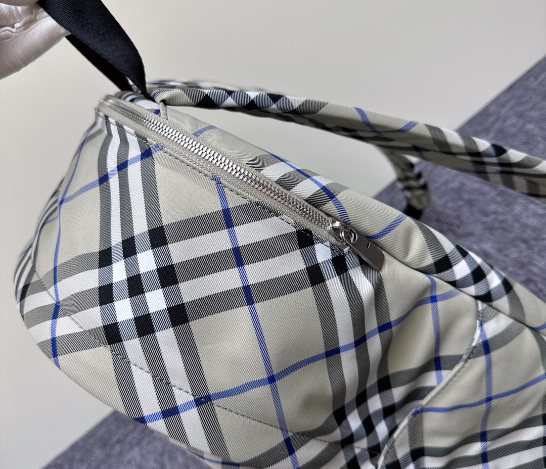 New backpack 🎒 arrived
This extra-large-capacity backpack is a good companion when going out. It can carry
It can carry the tedious and trivial work, and it can also carry the good mood of outings. A good backpack is simply a powerful tool in daily life. photo 1