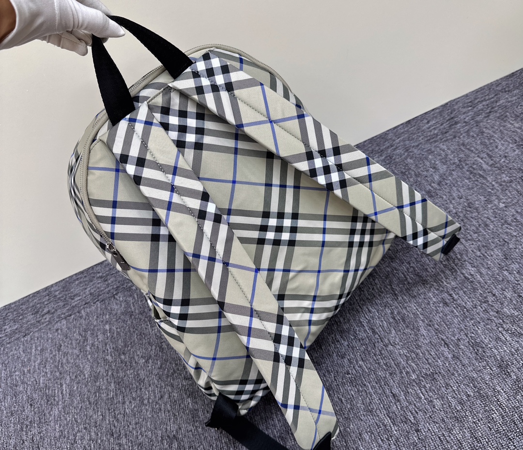 New backpack 🎒 arrived
This extra-large-capacity backpack is a good companion when going out. It can carry
It can carry the tedious and trivial work, and it can also carry the good mood of outings. A good backpack is simply a powerful tool in daily life. photo 2