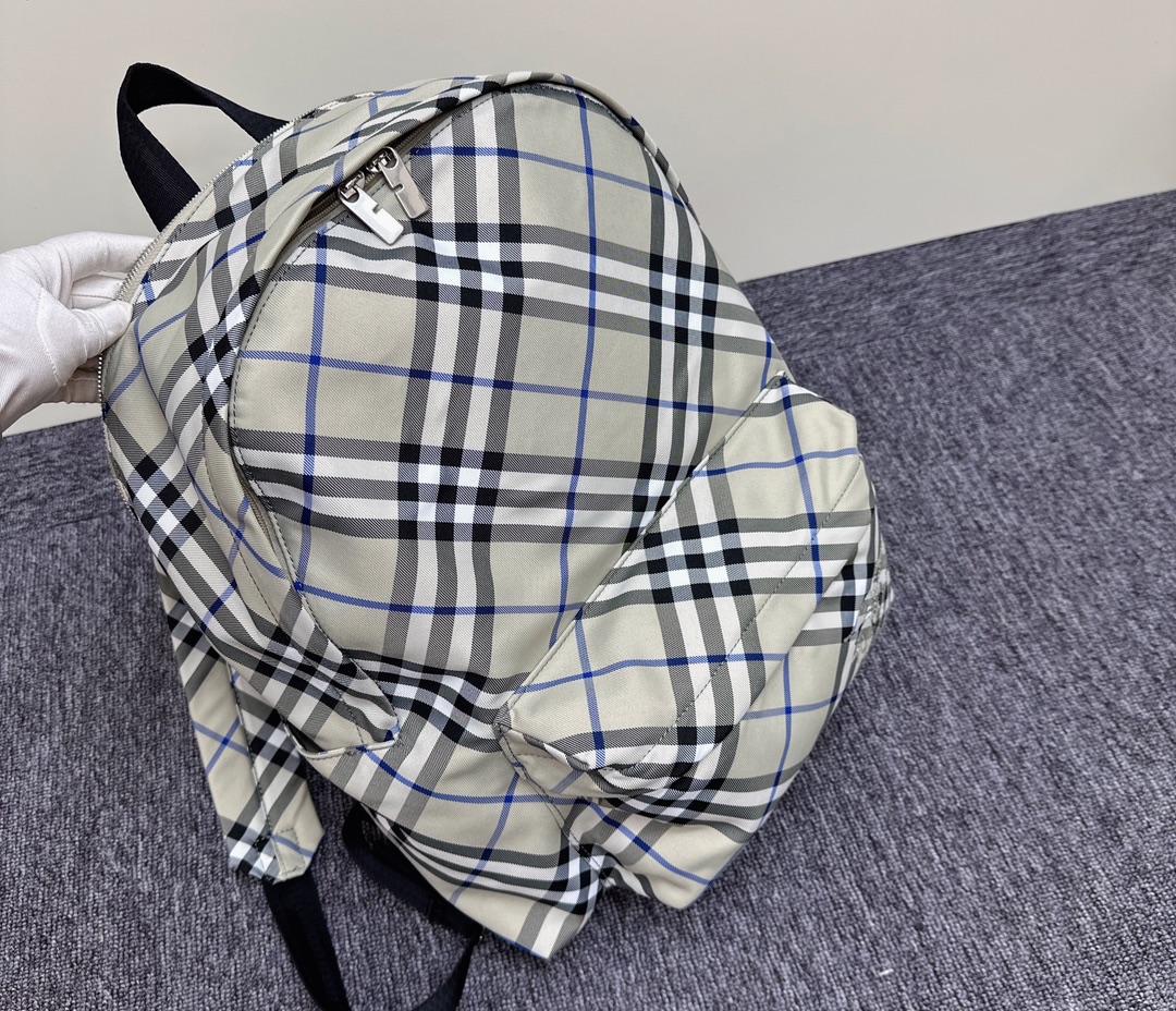 New backpack 🎒 arrived
This extra-large-capacity backpack is a good companion when going out. It can carry
It can carry the tedious and trivial work, and it can also carry the good mood of outings. A good backpack is simply a powerful tool in daily life. photo 3