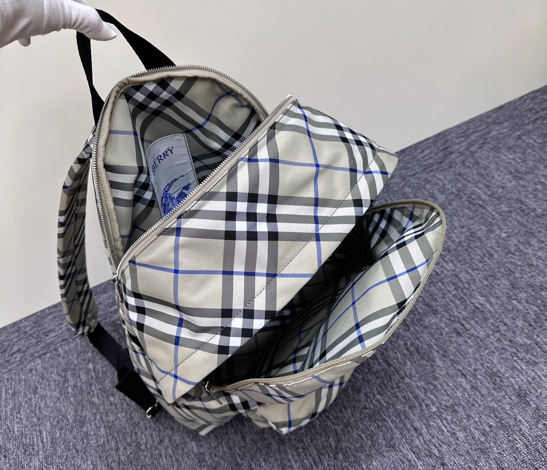 New backpack 🎒 arrived
This extra-large-capacity backpack is a good companion when going out. It can carry
It can carry the tedious and trivial work, and it can also carry the good mood of outings. A good backpack is simply a powerful tool in daily life. photo 4