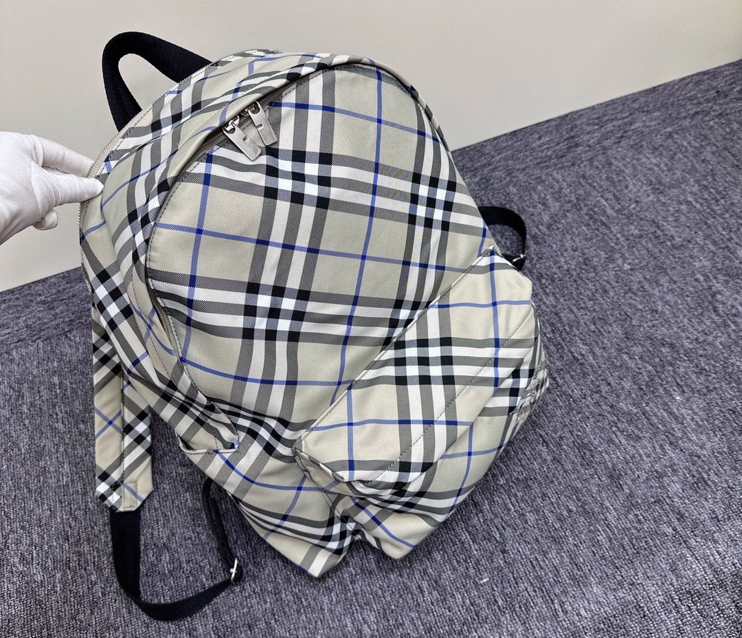 New backpack 🎒 arrived
This extra-large-capacity backpack is a good companion when going out. It can carry
It can carry the tedious and trivial work, and it can also carry the good mood of outings. A good backpack is simply a powerful tool in daily life. photo 5