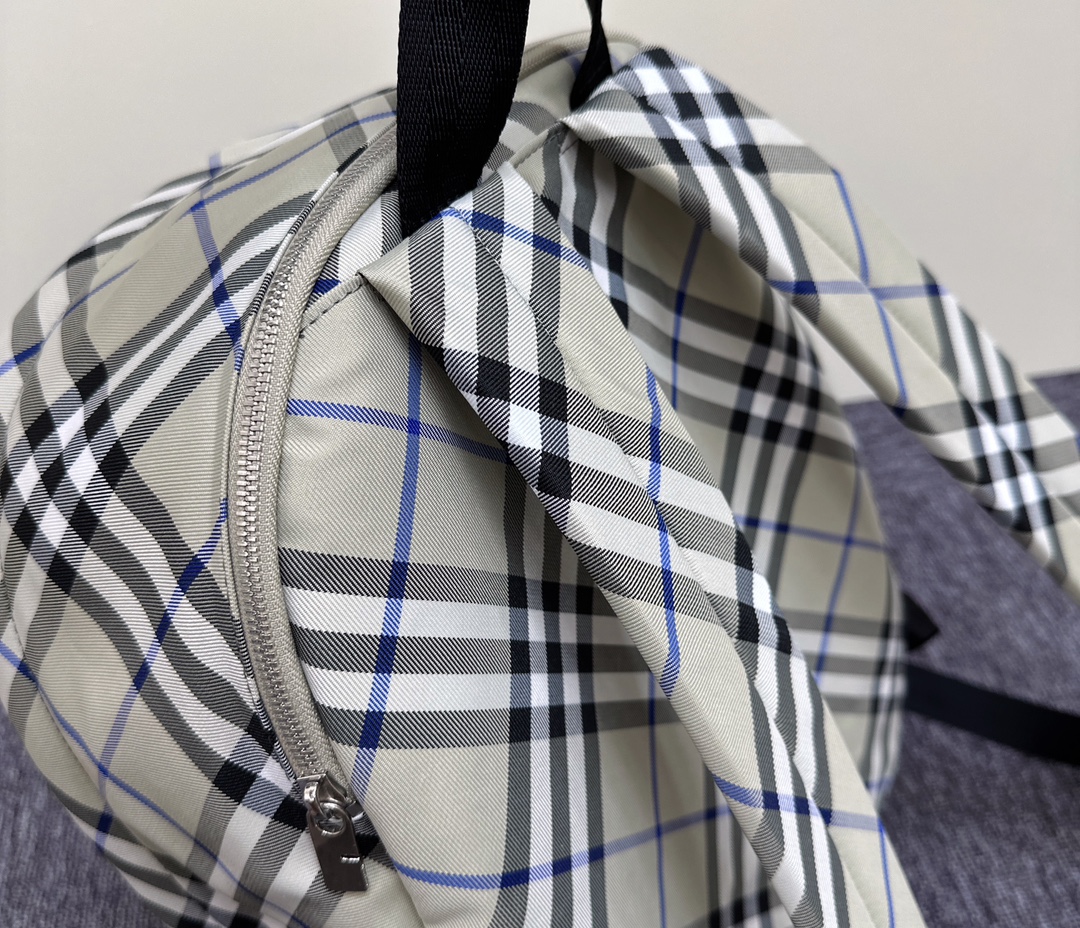 New backpack 🎒 arrived
This extra-large-capacity backpack is a good companion when going out. It can carry
It can carry the tedious and trivial work, and it can also carry the good mood of outings. A good backpack is simply a powerful tool in daily life. photo 6