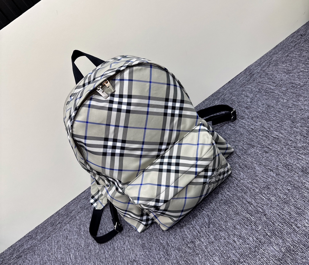 New backpack 🎒 arrived
This extra-large-capacity backpack is a good companion when going out. It can carry
It can carry the tedious and trivial work, and it can also carry the good mood of outings. A good backpack is simply a powerful tool in daily life.