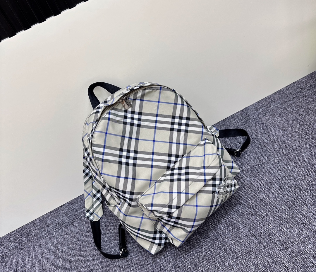 New backpack 🎒 arrived
This extra-large-capacity backpack is a good companion when going out. It can carry
It can carry the tedious and trivial work, and it can also carry the good mood of outings. A good backpack is simply a powerful tool in daily life. photo 8