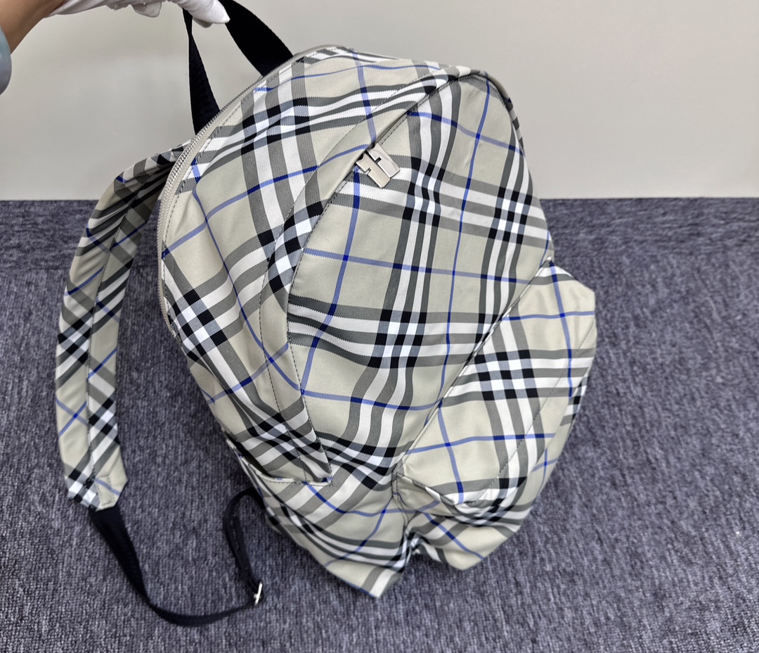 New backpack 🎒 arrived
This extra-large-capacity backpack is a good companion when going out. It can carry
It can carry the tedious and trivial work, and it can also carry the good mood of outings. A good backpack is simply a powerful tool in daily life. photo 9