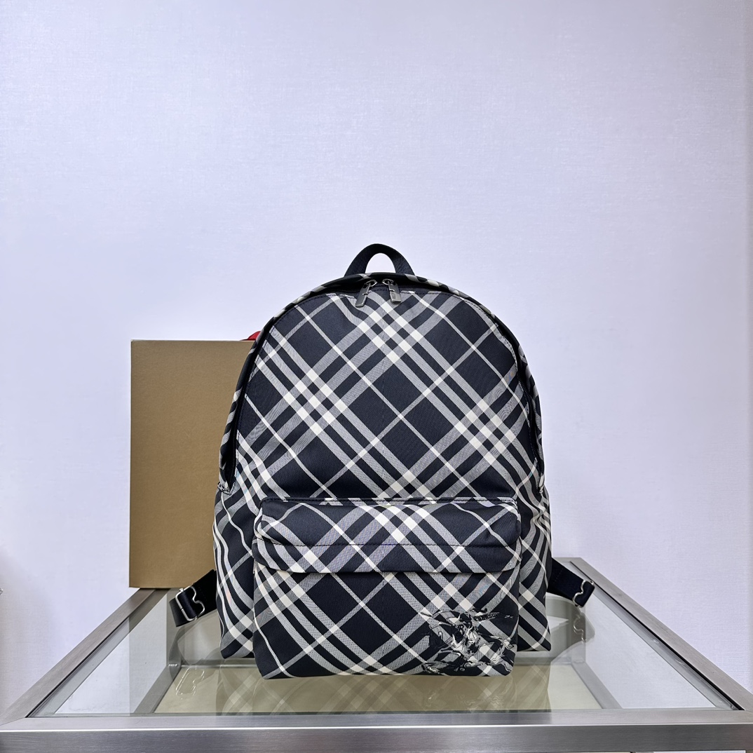 B’s latest backpack🎒 decorated with worsted Burberry plaid. Lined in the same fabric with EKD appliqué. With B-shaped
Zipper pull and 1 exterior pocket for documents or laptop. From Burberry's classic collection, it interprets wardrobe essentials with distinctive brand style. Mesh top handle Detachable shoulder strap Zipper closure 2 exterior zipper pockets; 2 exterior slip pockets
Equestrian Knight logo (EKD) appliqué on front pocket
Size 35×14×41cm model 3121