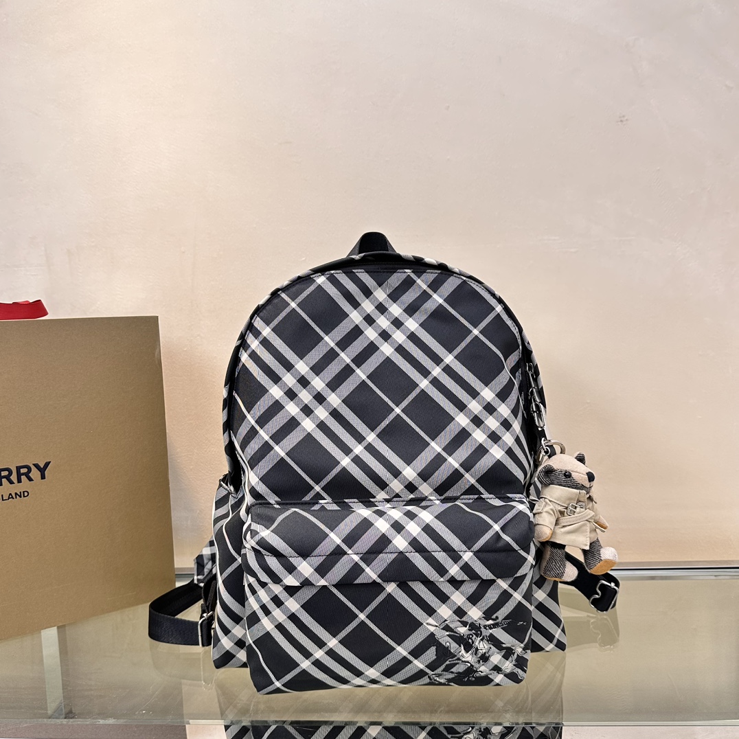 B’s latest backpack🎒 decorated with worsted Burberry plaid. Lined in the same fabric with EKD appliqué. With B-shaped
Zipper pull and 1 exterior pocket for documents or laptop. From Burberry's classic collection, it interprets wardrobe essentials with distinctive brand style. Mesh top handle Detachable shoulder strap Zipper closure 2 exterior zipper pockets; 2 exterior slip pockets
Equestrian Knight logo (EKD) appliqué on front pocket
Size 35×14×41cm model 3121