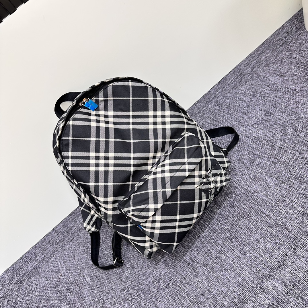 New backpack 🎒 arrived
This extra-large-capacity backpack is a good companion when going out. It can carry
It can carry the tedious and trivial work, and it can also carry the good mood of outings. A good backpack is simply a powerful tool in daily life.