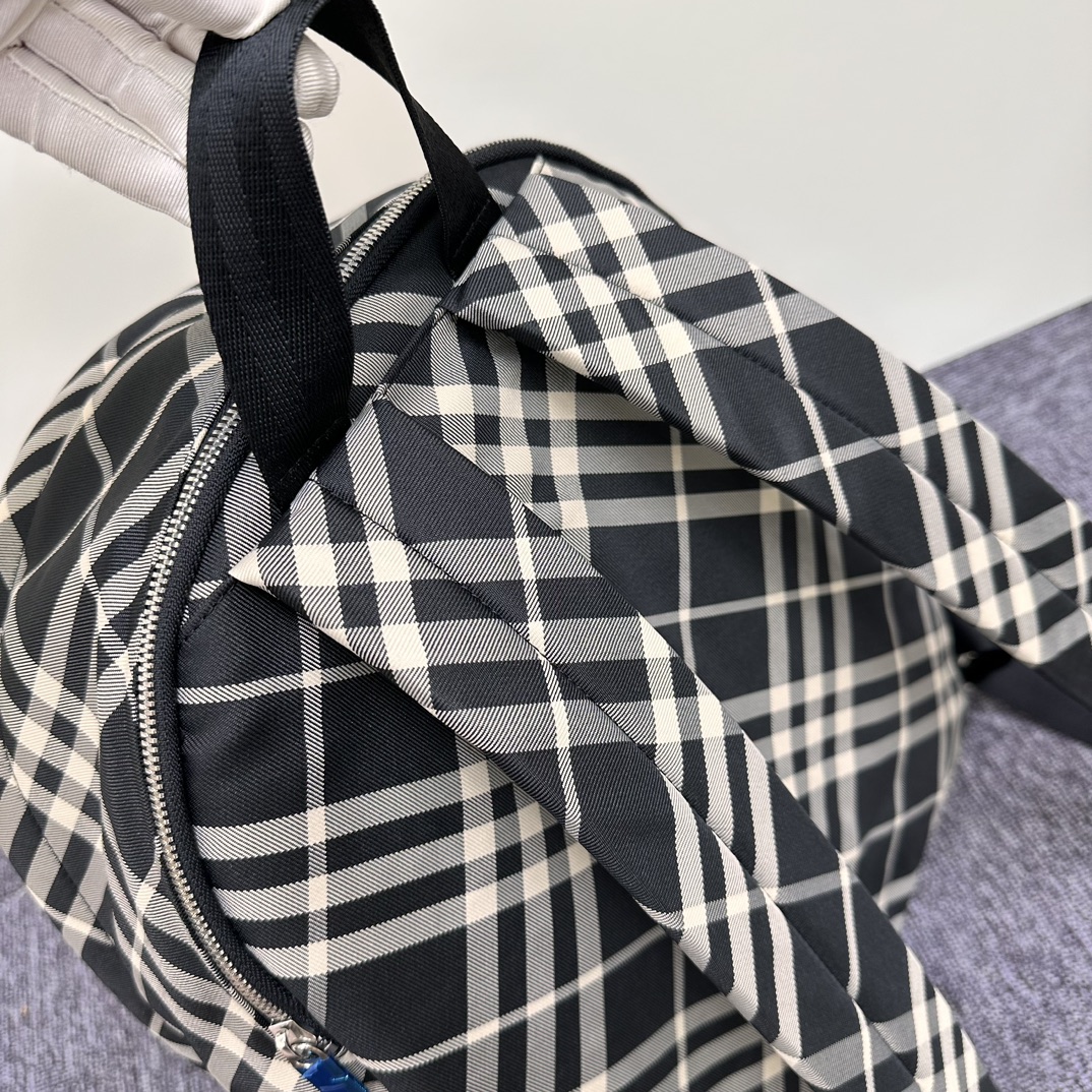 New backpack 🎒 arrived
This extra-large-capacity backpack is a good companion when going out. It can carry
It can carry the tedious and trivial work, and it can also carry the good mood of outings. A good backpack is simply a powerful tool in daily life. photo 2