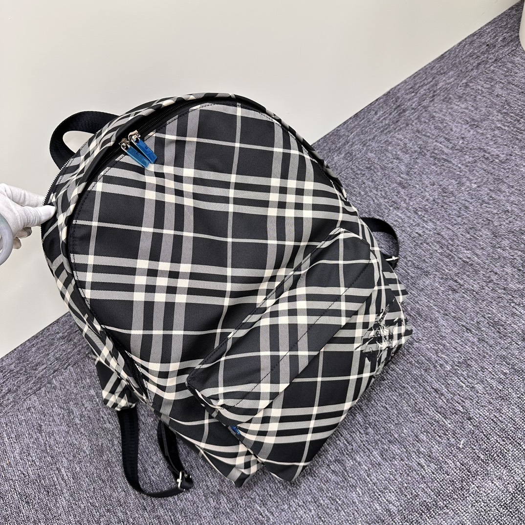 New backpack 🎒 arrived
This extra-large-capacity backpack is a good companion when going out. It can carry
It can carry the tedious and trivial work, and it can also carry the good mood of outings. A good backpack is simply a powerful tool in daily life. photo 3