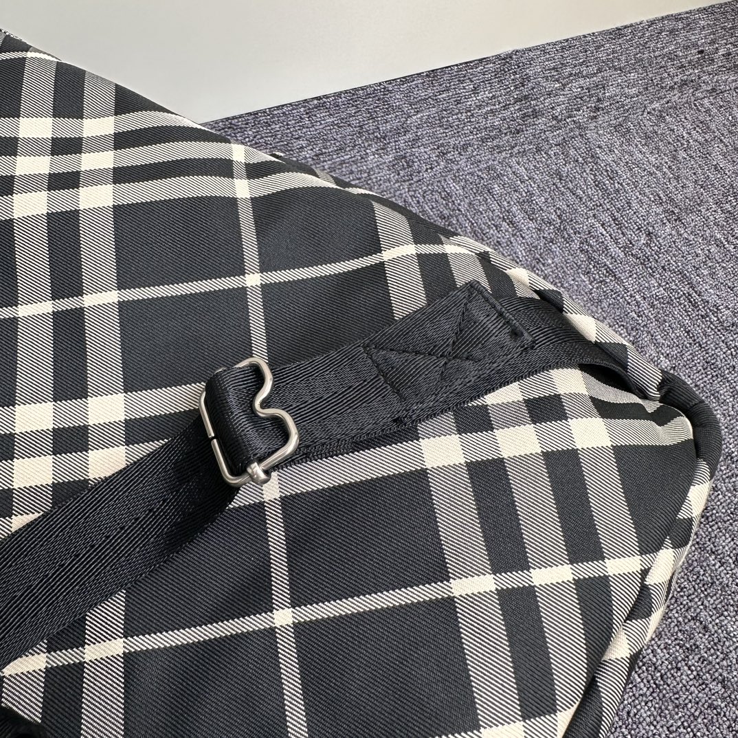 New backpack 🎒 arrived
This extra-large-capacity backpack is a good companion when going out. It can carry
It can carry the tedious and trivial work, and it can also carry the good mood of outings. A good backpack is simply a powerful tool in daily life. photo 4