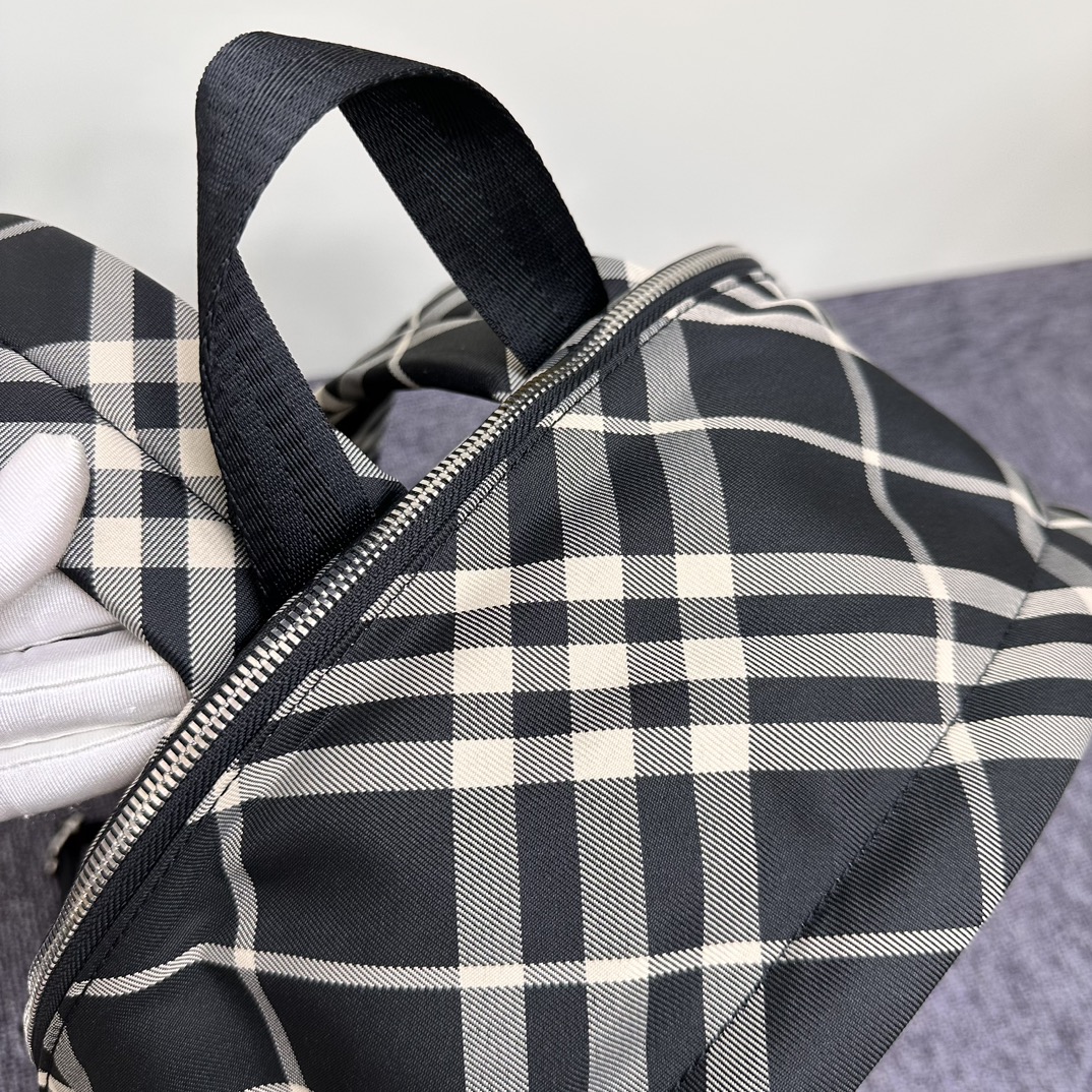 New backpack 🎒 arrived
This extra-large-capacity backpack is a good companion when going out. It can carry
It can carry the tedious and trivial work, and it can also carry the good mood of outings. A good backpack is simply a powerful tool in daily life. photo 6