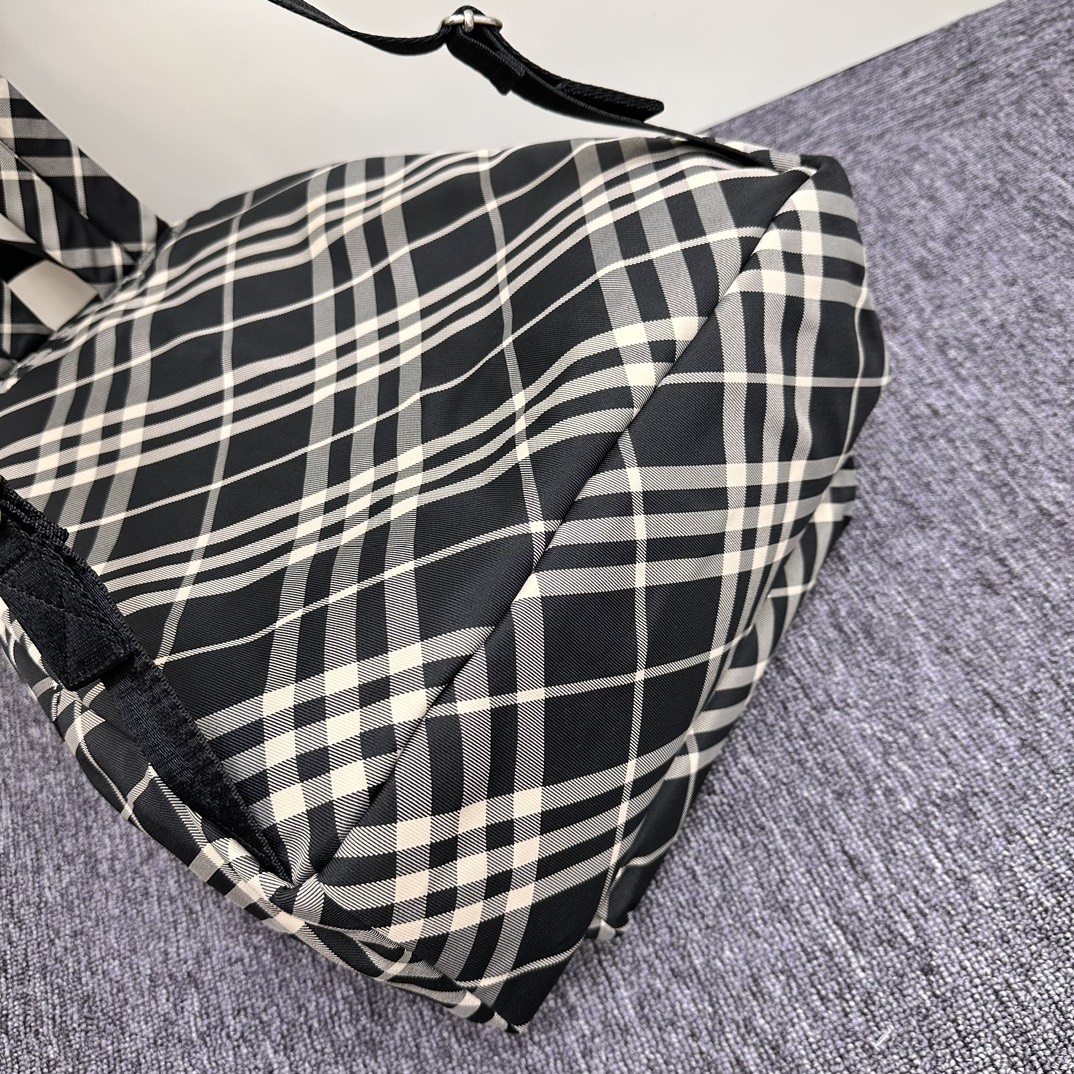 New backpack 🎒 arrived
This extra-large-capacity backpack is a good companion when going out. It can carry
It can carry the tedious and trivial work, and it can also carry the good mood of outings. A good backpack is simply a powerful tool in daily life. photo 7