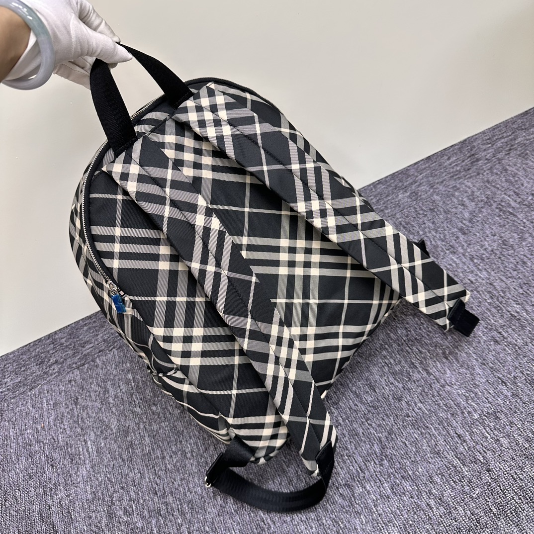 New backpack 🎒 arrived
This extra-large-capacity backpack is a good companion when going out. It can carry
It can carry the tedious and trivial work, and it can also carry the good mood of outings. A good backpack is simply a powerful tool in daily life. photo 9