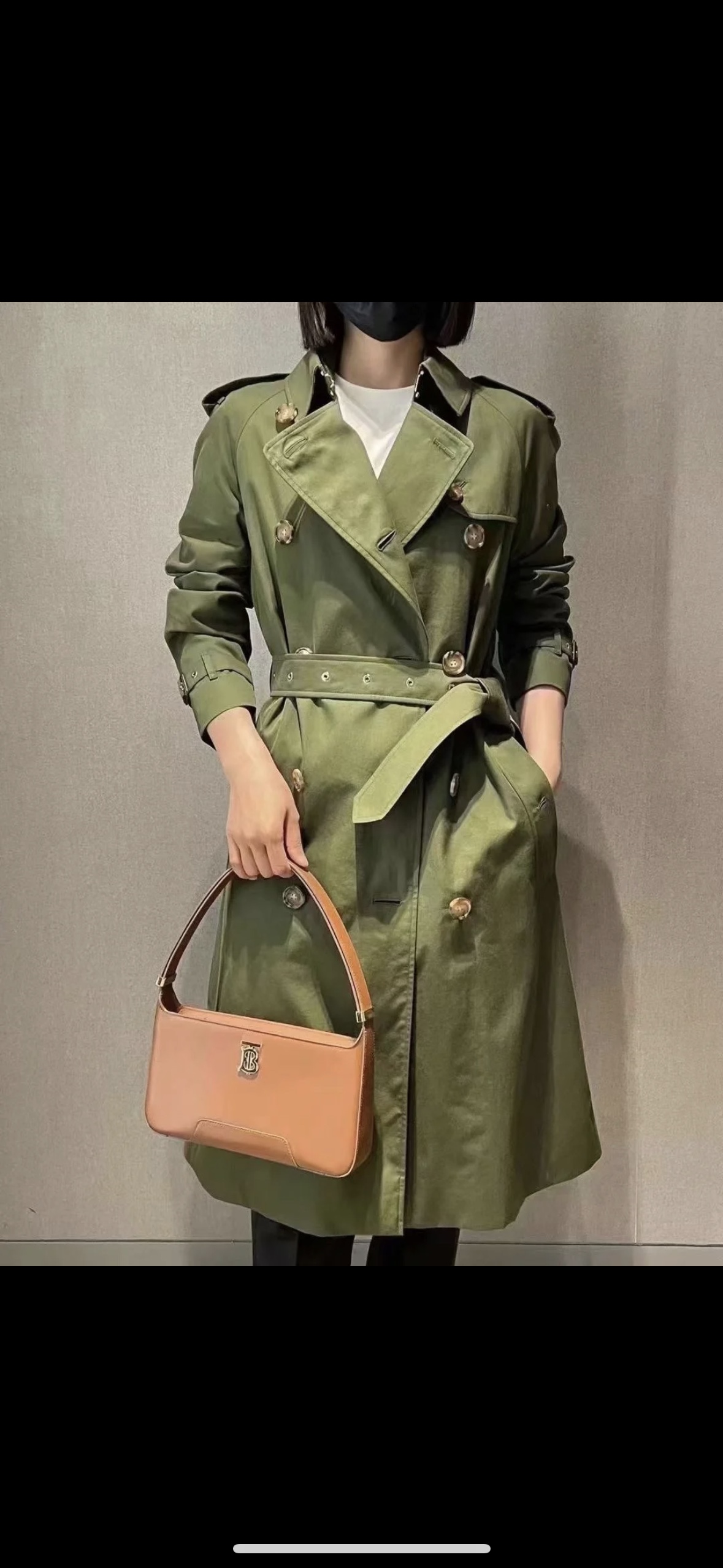 TB shoulder bag 腋下包火热🔥 以复古廓形，致意入夏时节。全新皮革TB 包袋，格调卡其与深邃绿意，恰到好处的考究用色，赋予秋冬摩登氛围。可调式肩背带，腋下包肩背包，多种身份随心切换，延续造型无限可能