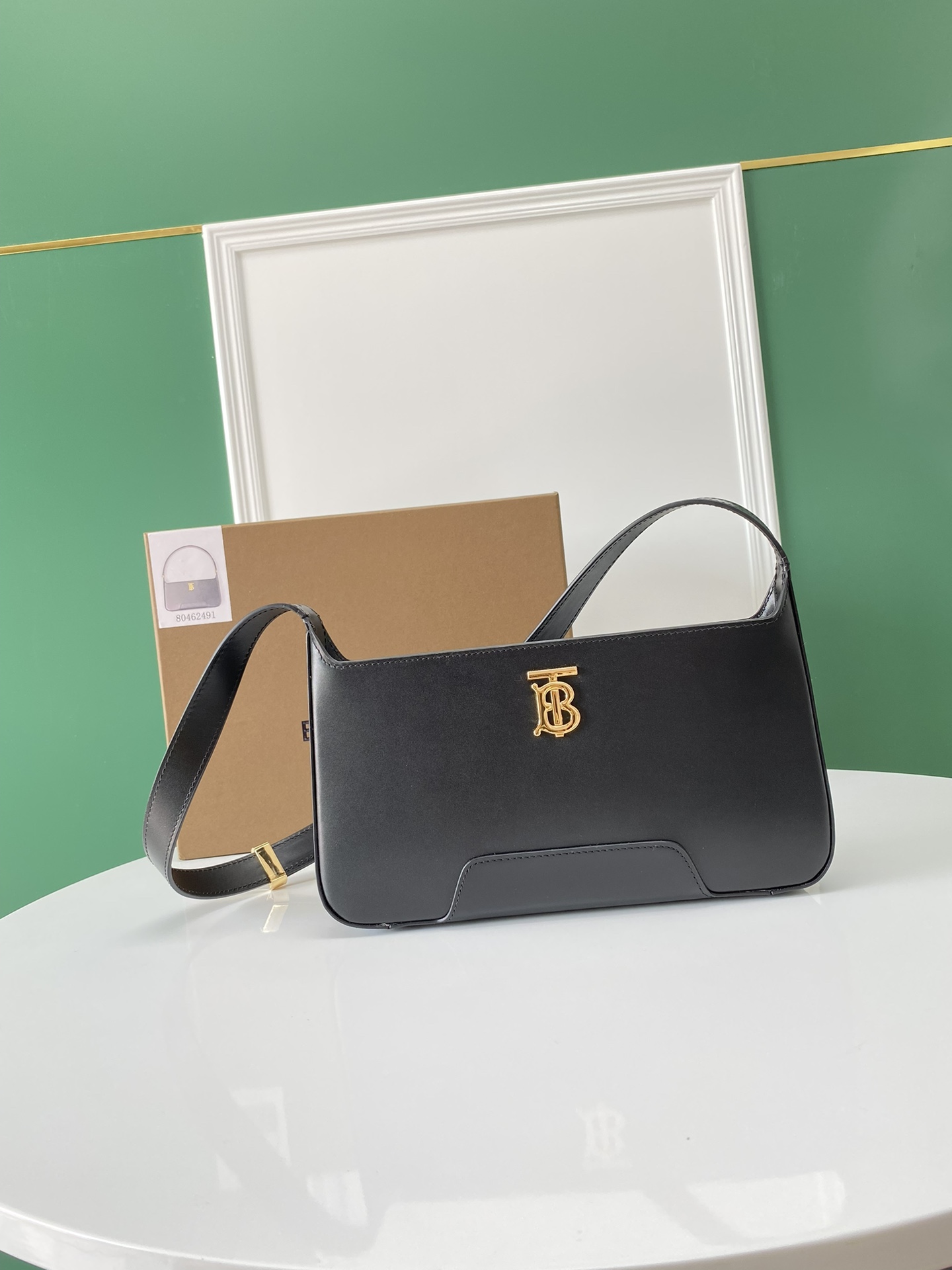 特级🅿️680B家最新秋冬Tb shoulder bag 秋冬系列 线条简洁 挺身有造型。标志性金属logo 点缀 且肩带可调节，易搭配，包身轻盈容量大小充足 精致又小巧，帅气极简性冷淡风。日常出街炒鸡方便😍28 x 5 x 14 c…