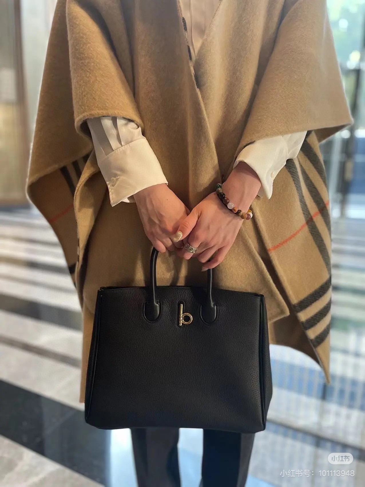 Burberry A great gift for personal use, it is a very high-quality and high-end bag. It is made of leather inside and outside and has no obvious l