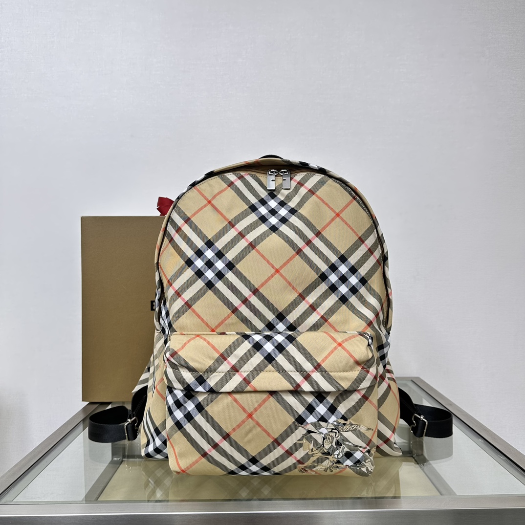 B’s latest backpack🎒 decorated with worsted Burberry plaid. Lined in the same fabric with EKD appliqué. With B-shaped
Zipper pull and 1 exterior pocket for documents or laptop. From Burberry's classic collection, it interprets wardrobe essentials with distinctive brand style. Mesh top handle Detachable shoulder strap Zipper closure 2 exterior zipper pockets; 2 exterior slip pockets
Equestrian Knight logo (EKD) appliqué on front pocket
Size 35×14×41cm model 3121