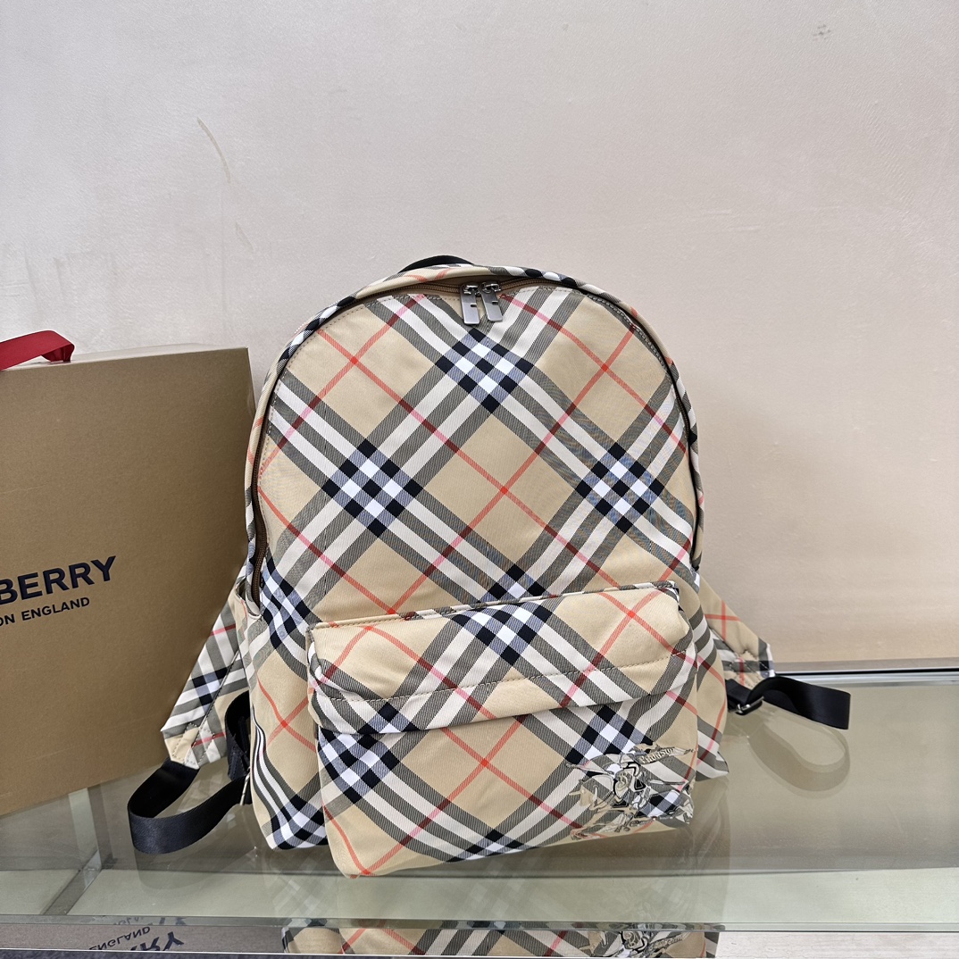 B’s latest backpack🎒 decorated with worsted Burberry plaid. Lined in the same fabric with EKD appliqué. With B-shaped
Zipper pull and 1 exterior pocket for documents or laptop. From Burberry's classic collection, it interprets wardrobe essentials with distinctive brand style. Mesh top handle Detachable shoulder strap Zipper closure 2 exterior zipper pockets; 2 exterior slip pockets
Equestrian Knight logo (EKD) appliqué on front pocket
Size 35×14×41cm model 3121