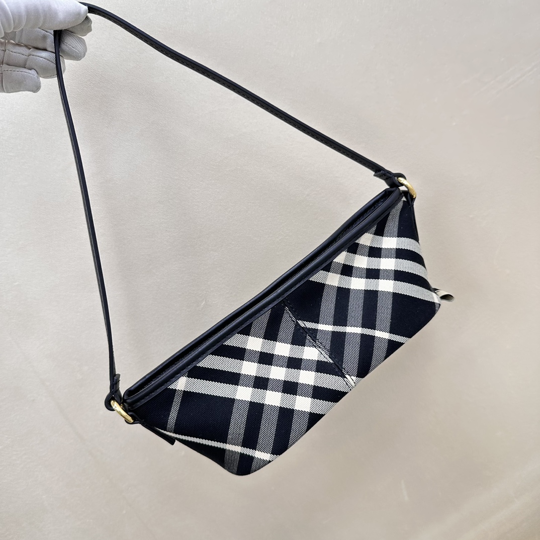 Burberry B’s latest armpit bag, clutch bag, multiple uses