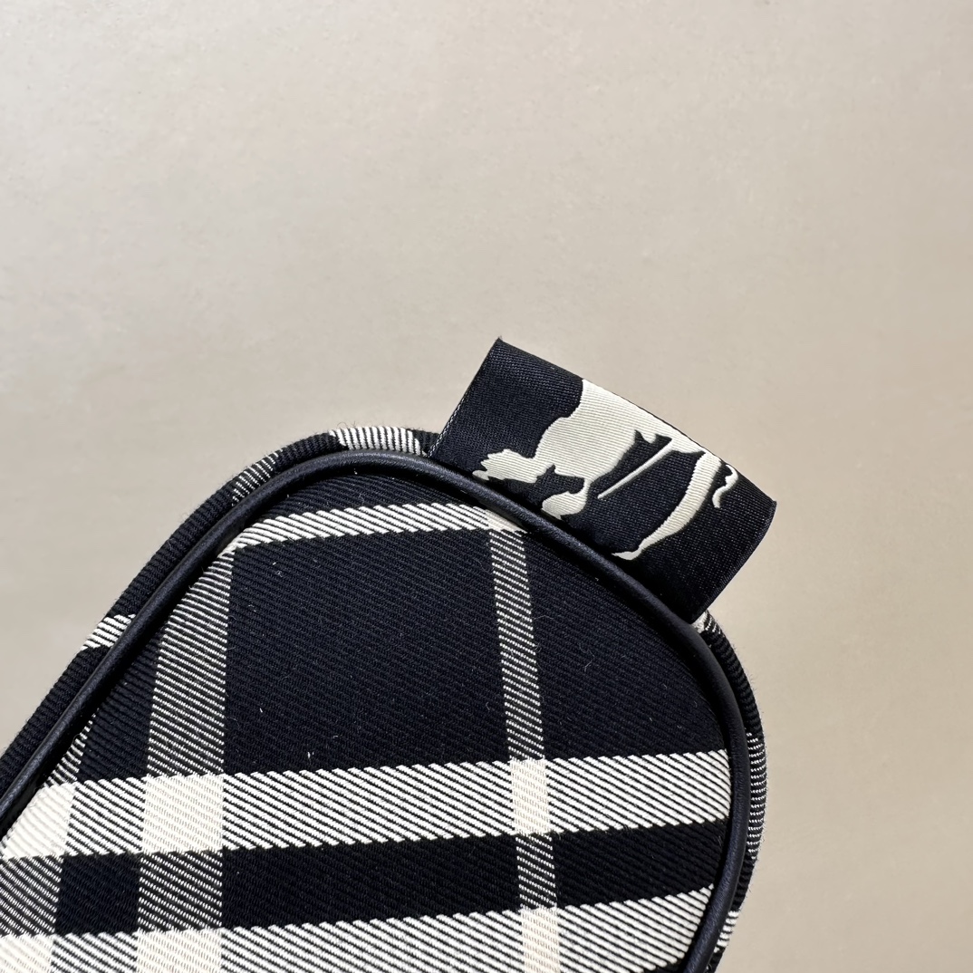 Burberry B’s latest armpit bag, clutch bag, multiple uses