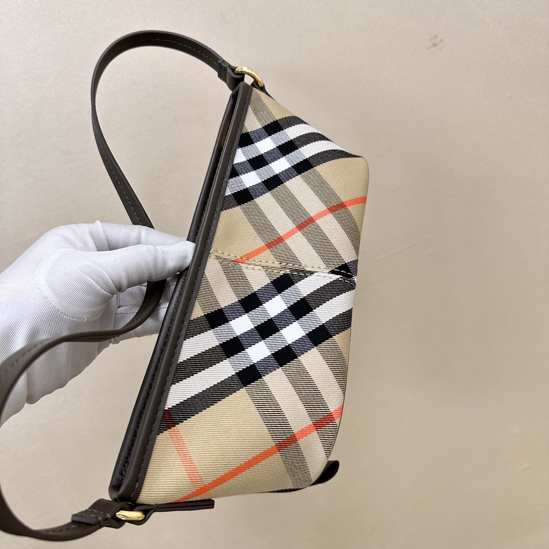 Burberry B’s latest armpit bag and clutch bag can be used in many ways.