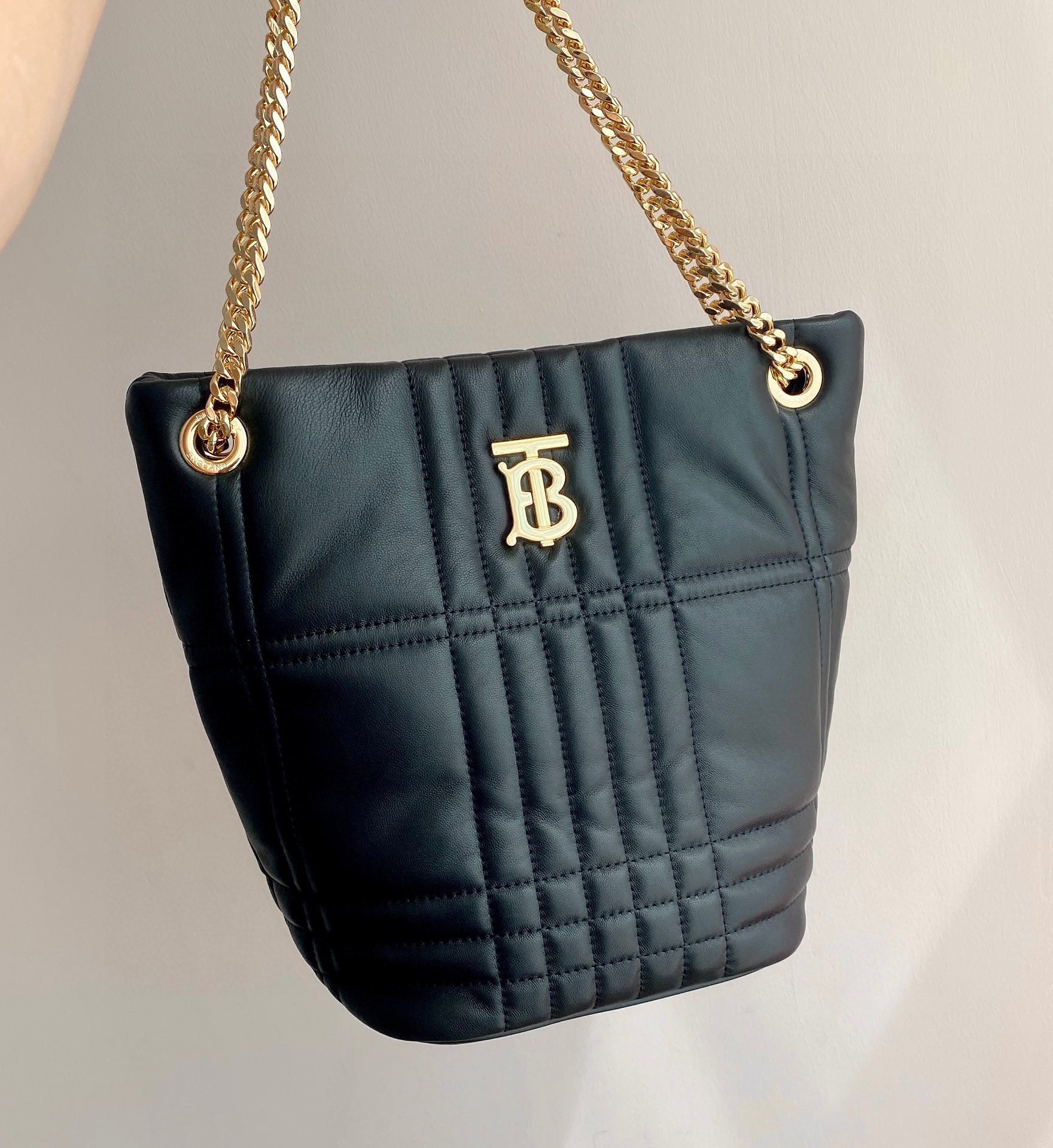 B family’s latest exquisite quilted Lola bucket bag, handcrafted from soft tanned lambskin, with an exquisite all-copper chain strap, decorated with T-B’s exclusive logo on the front, can be worn on the shoulder or crossbody, and looks good no matter how concave it is💓Size: 30×12