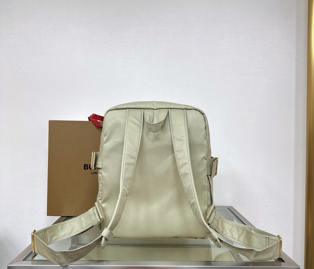 Burberry25's first new product launch backpack is made of cotton blended fabrics, inspired by Burberry25's first new product launch iconic trench