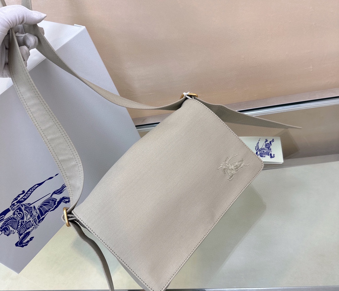 Burberry25 new product launch Burberry25 new product launch cross-body bag, made of cotton blended fabric, inspired by