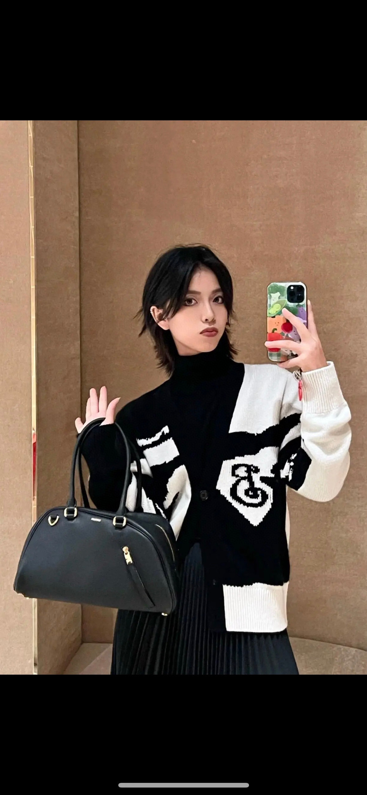 Burberry Bowling bag has new tricks again