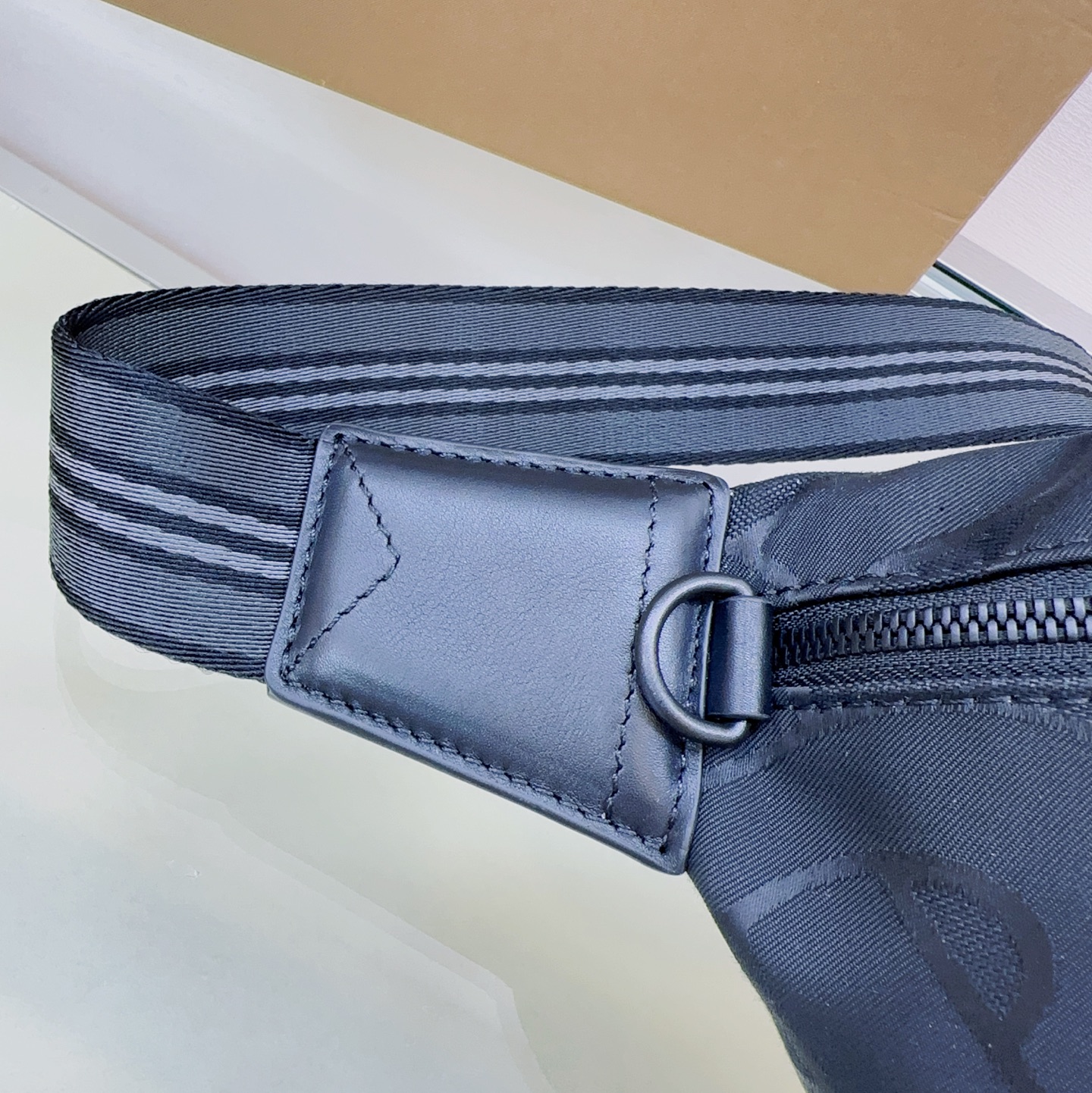 B家新作腰包 - 90年代ストリートスタイルのデザイン