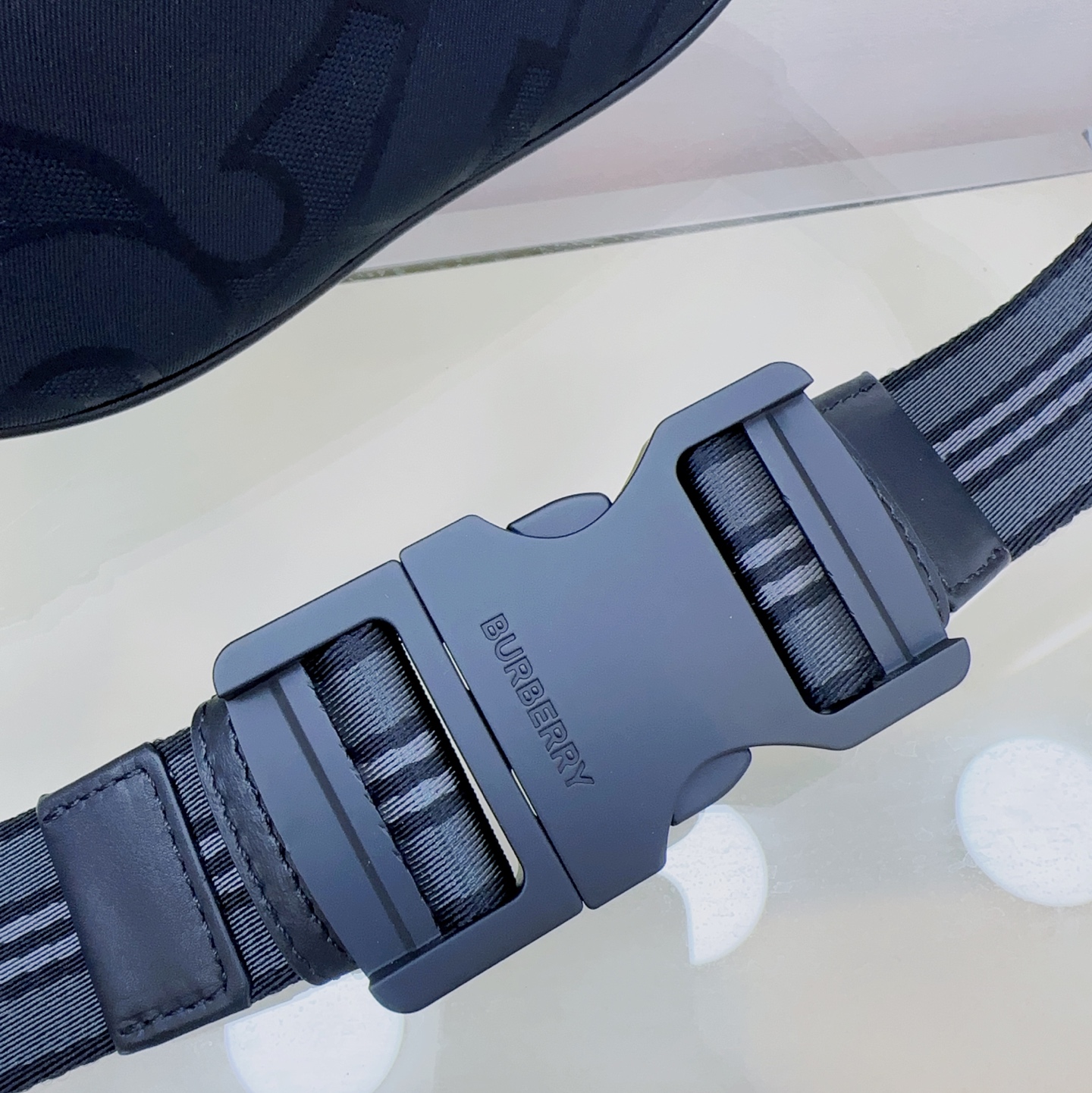 B家新作腰包 - 90年代ストリートスタイルのデザイン