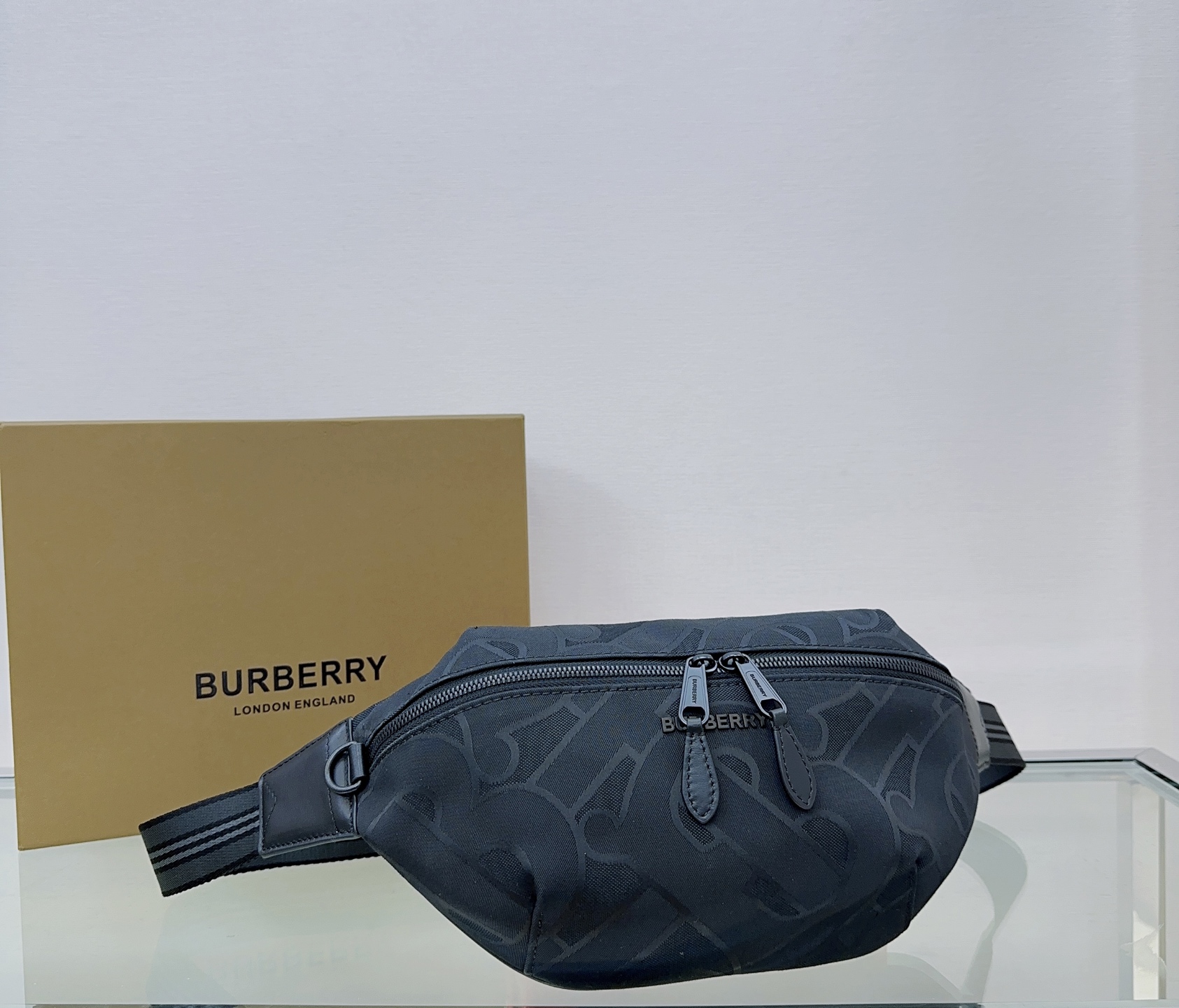 B家新作腰包 - 90年代ストリートスタイルのデザイン