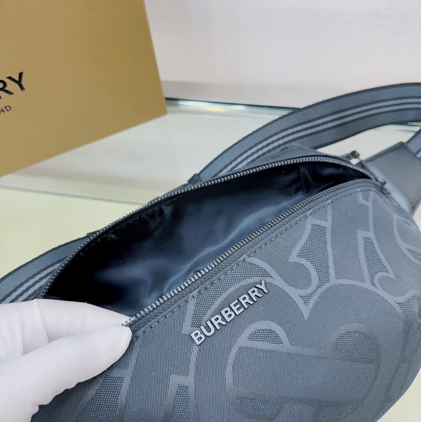 B家新作腰包 - 90年代ストリートスタイルのデザイン