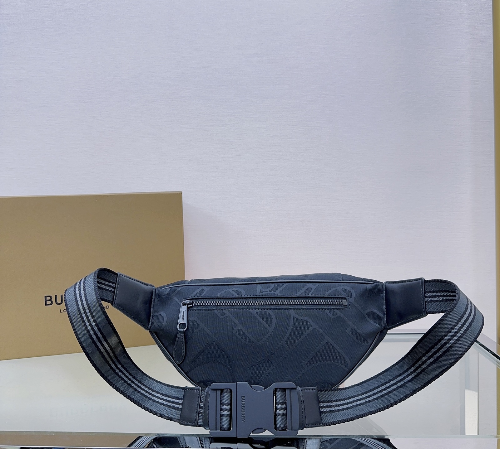 B家新作腰包 - 90年代ストリートスタイルのデザイン