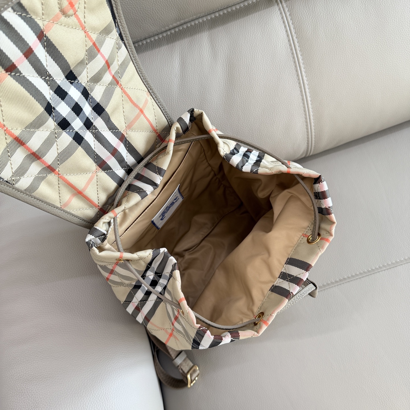 Burberry Horseshoe リュックサック - 英倫田園スタイルの洗練されたデザイン