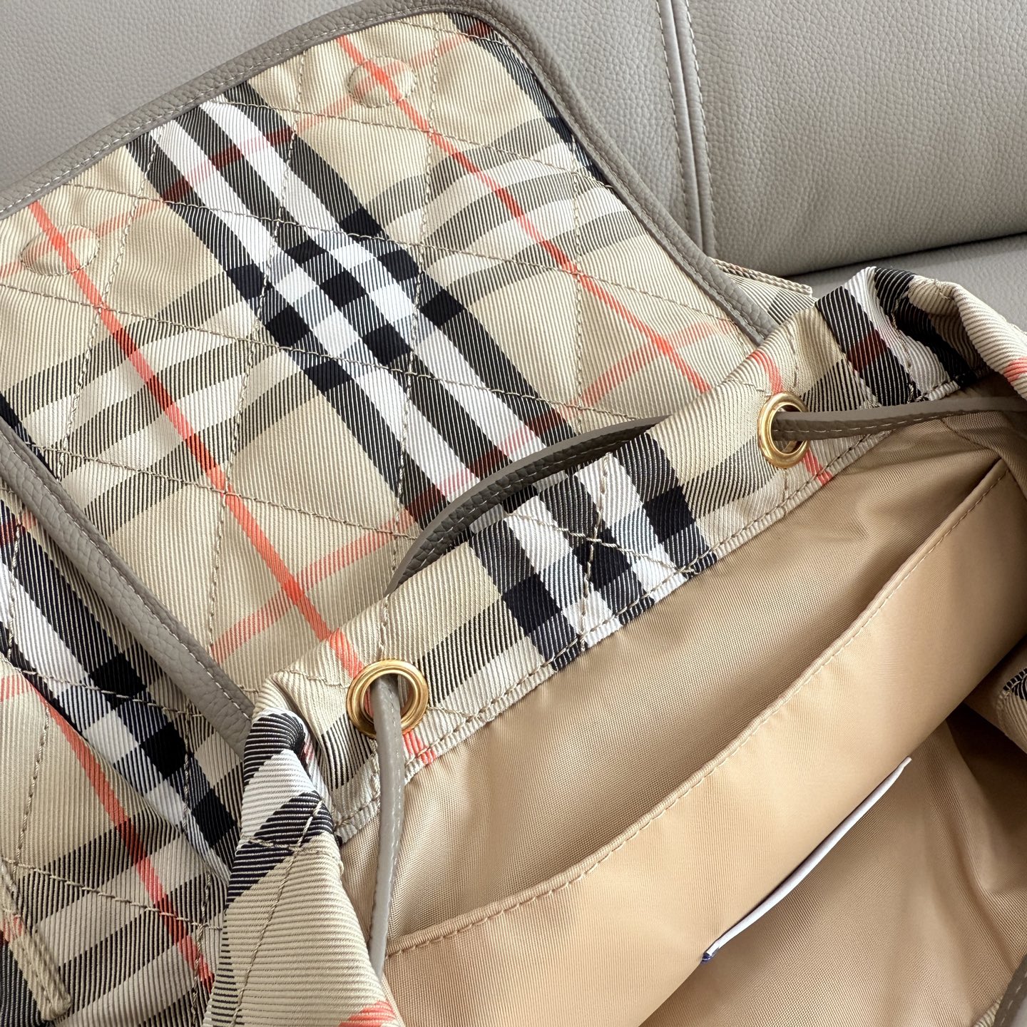 Burberry Horseshoe リュックサック - 英倫田園スタイルの洗練されたデザイン