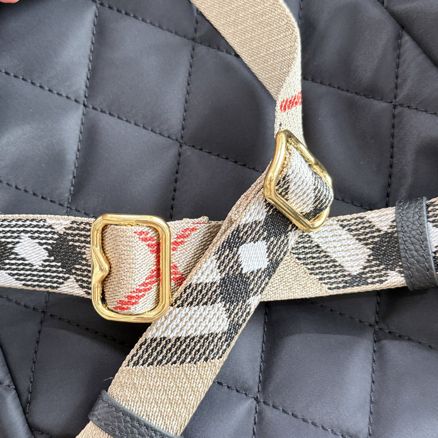 Burberry B家最新Horseshoe 双肩包 汲取英伦田园雅致灵感 选用绗缝尼龙面料打造