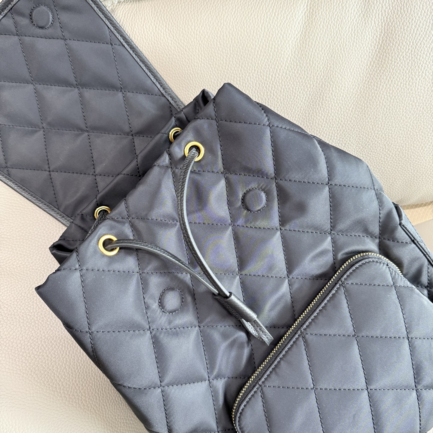 Burberry B家最新Horseshoe 双肩包 汲取英伦田园雅致灵感 选用绗缝尼龙面料打造